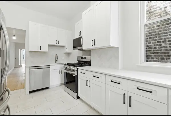 909 W Addison ST #2, Chicago, IL 60613