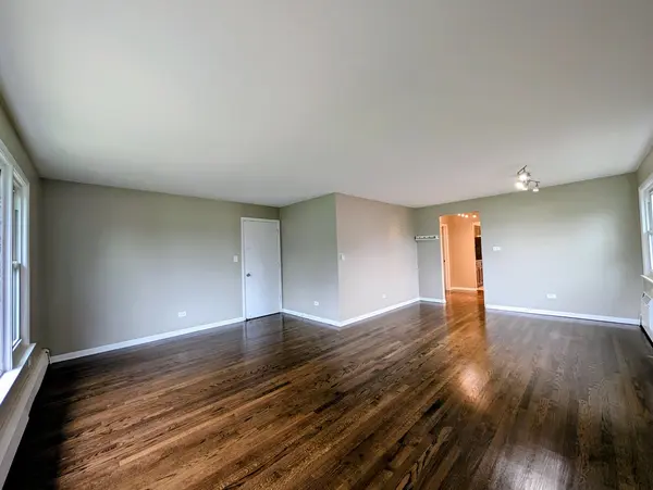 16w780 57th ST #1, Clarendon Hills, IL 60514