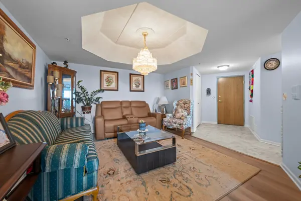 8515 Woodward AVE #303, Woodridge, IL 60517
