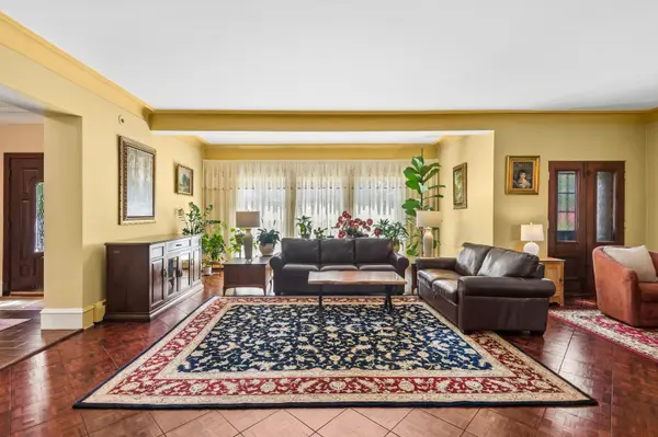 2454 W Morse AVE, Chicago, IL 60645