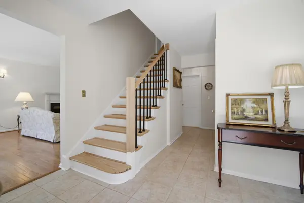 6 Londonderry LN, Lincolnshire, IL 60069