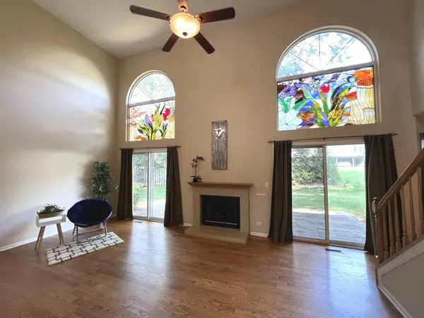 812 Canterbury LN, Island Lake, IL 60042