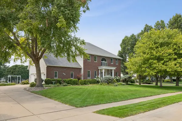 5904 Louis CT, Davenport, IA 52807
