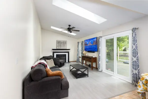 8 Raintree CT, Cary, IL 60013