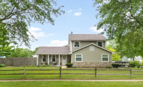 300 Oakbrook CT, Bartlett, IL 60103