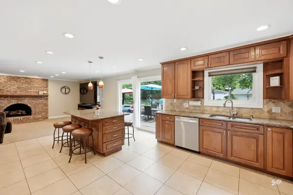 811 Spring Cove DR, Schaumburg, IL 60193