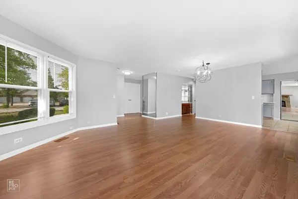 98 Willow Pkwy #98, Buffalo Grove, IL 60089