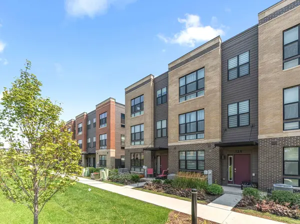 323 Summit CIR, Lombard, IL 60148
