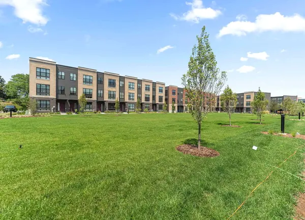 323 Summit CIR, Lombard, IL 60148