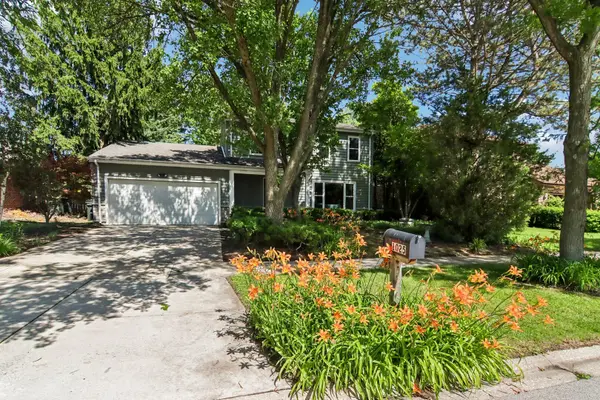 1025 Longford DR, Westmont, IL 60559