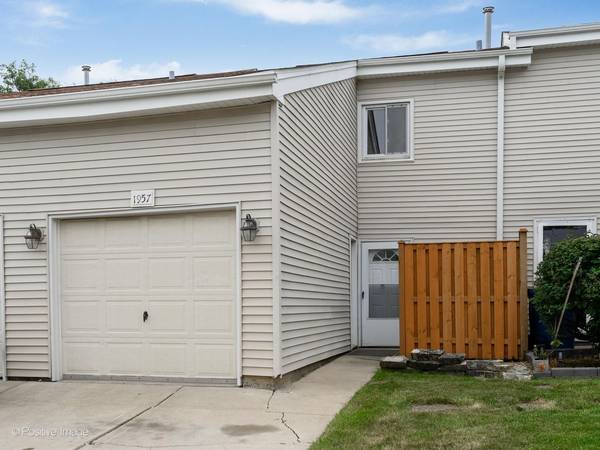 1957 Wildwood CIR, Glendale Heights, IL 60139