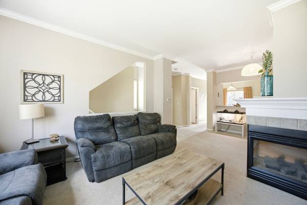 1385 New Haven DR #1385, Cary, IL 60013