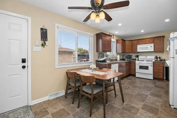 16472 Terry LN, Oak Forest, IL 60452