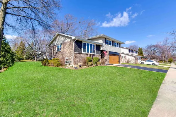 2042 S Goebbert RD, Arlington Heights, IL 60005