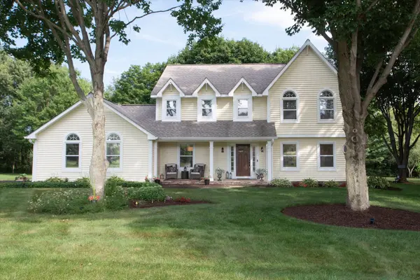 39W811 Hoeweed LN, St. Charles, IL 60175