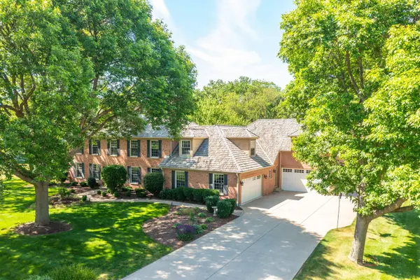 126 Schooner LN, Lake Barrington, IL 60010