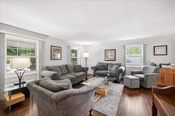 830 Woodhollow LN, Buffalo Grove, IL 60089