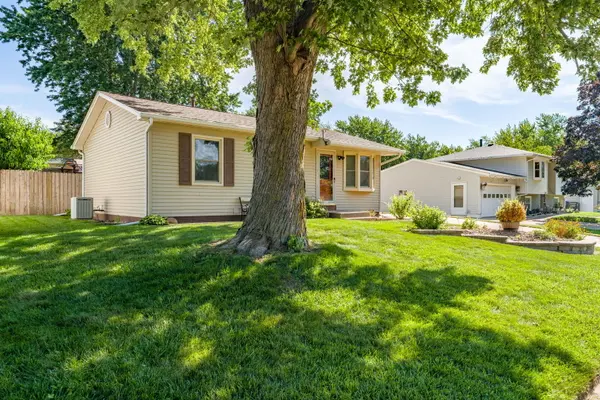 1622 Hitching Post LN, Davenport, IA 52806