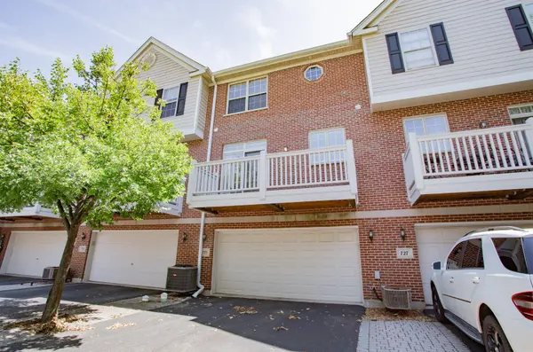 725 Prestwick LN, Wheeling, IL 60090