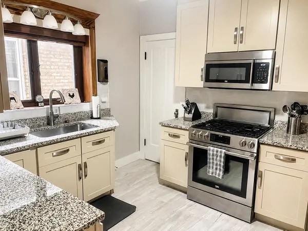 6950 30th PL, Berwyn, IL 60402