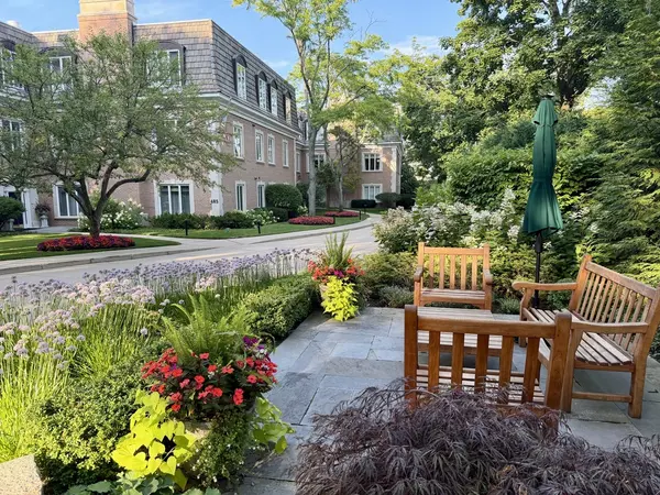 485 Oakwood AVE #D-2, Lake Forest, IL 60045