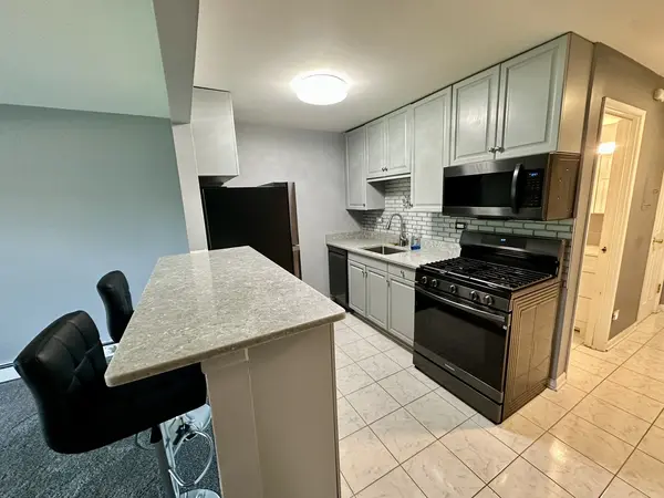 1188 Royal Glen DR #108, Glen Ellyn, IL 60137