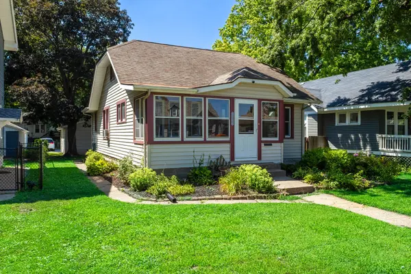 2720 Tremont AVE, Davenport, IA 52803