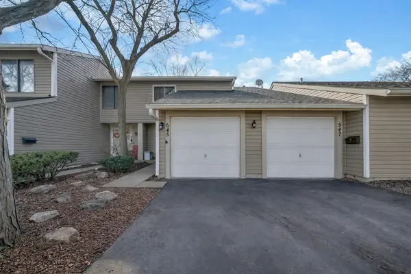 545 Alton CT, Carol Stream, IL 60188