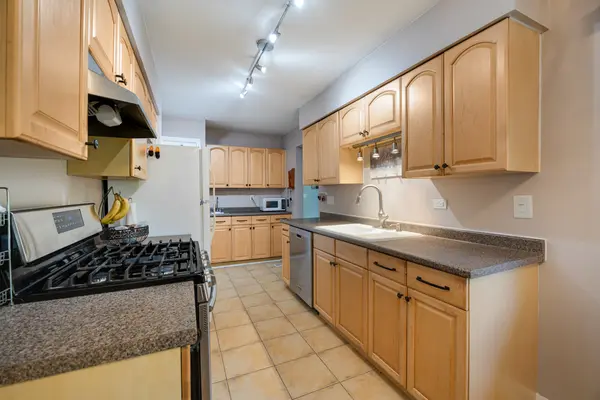 1095 Hickory LN, Elk Grove Village, IL 60007