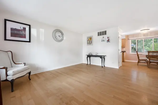 1095 Hickory LN, Elk Grove Village, IL 60007