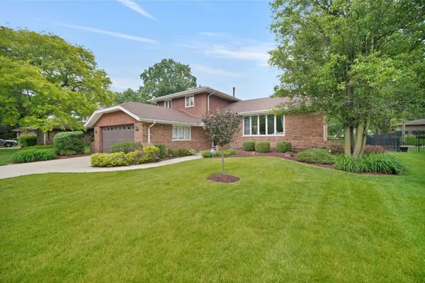 13060 S Cypress LN, Palos Heights, IL 60463