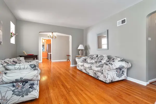 6705 N Sacramento AVE, Chicago, IL 60645