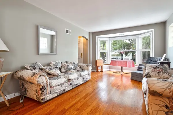 6705 N Sacramento AVE, Chicago, IL 60645