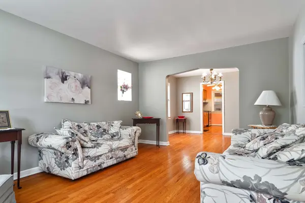 6705 N Sacramento AVE, Chicago, IL 60645