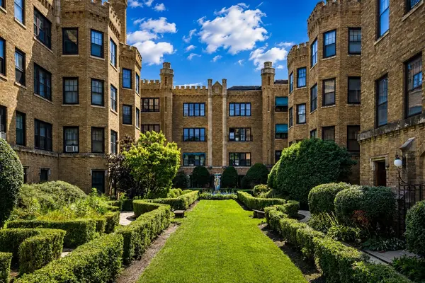2430 W Greenleaf AVE #1, Chicago, IL 60645
