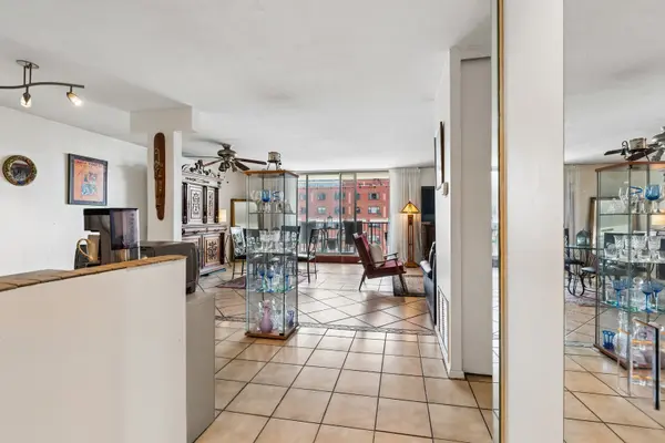 5855 N Sheridan RD #11J, Chicago, IL 60660