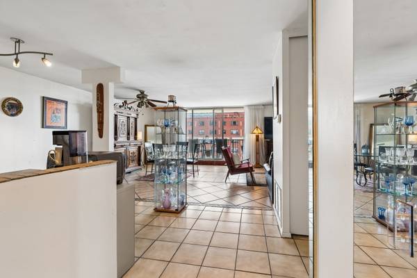 5855 N Sheridan RD #11J, Chicago, IL 60660