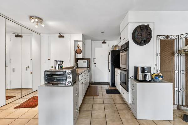 5855 N Sheridan RD #11J, Chicago, IL 60660