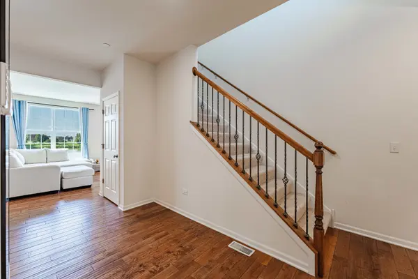 2832 Henley LN, Naperville, IL 60540