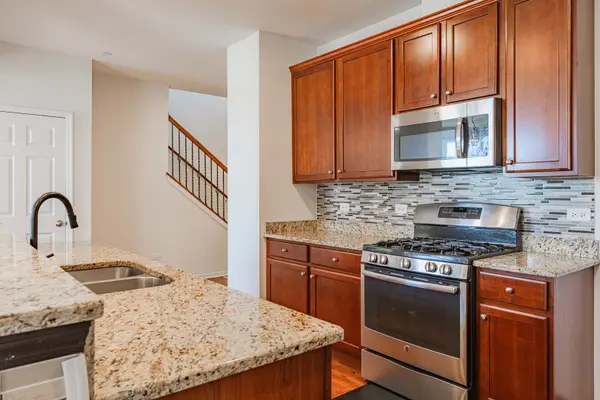 2832 Henley LN, Naperville, IL 60540