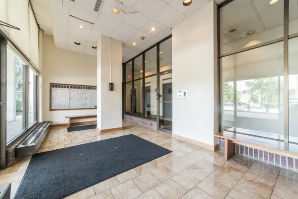 33 N Main ST #9F, Lombard, IL 60148