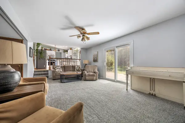 1727 Roosa LN, Elk Grove Village, IL 60007