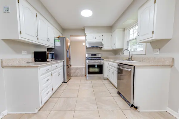 5S735 Park Meadow DR, Naperville, IL 60540