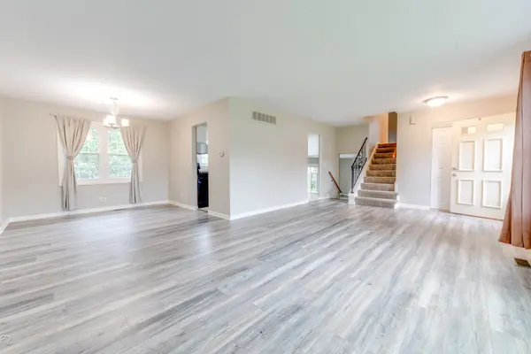5S735 Park Meadow DR, Naperville, IL 60540