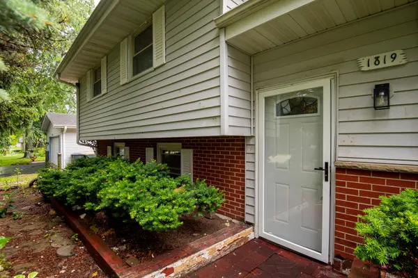 1819 Elmwood DR, Lindenhurst, IL 60046
