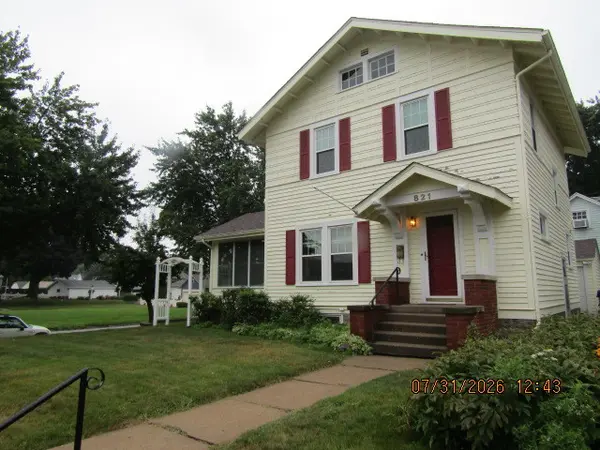 821 Grand CT, Davenport, IA 52803