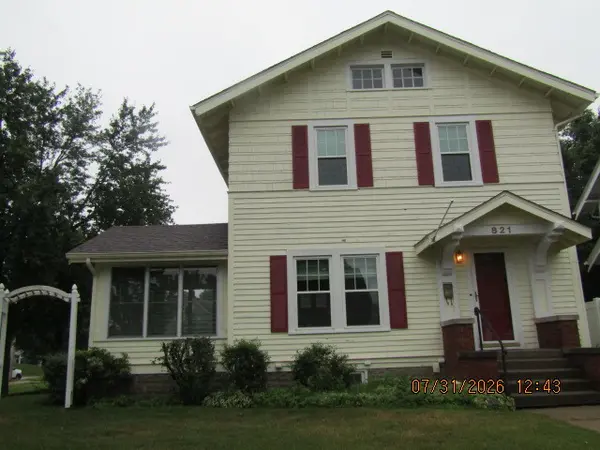 821 Grand CT, Davenport, IA 52803