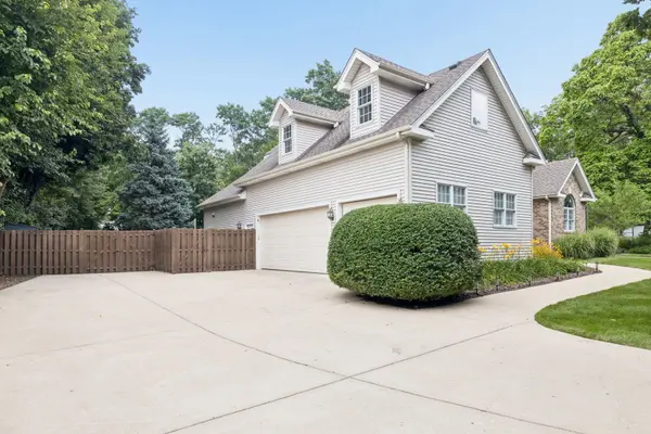 5709 Lenox RD, Lisle, IL 60532