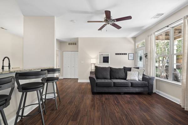 1032 SWIFT RD #1B, Glen Ellyn, IL 60137