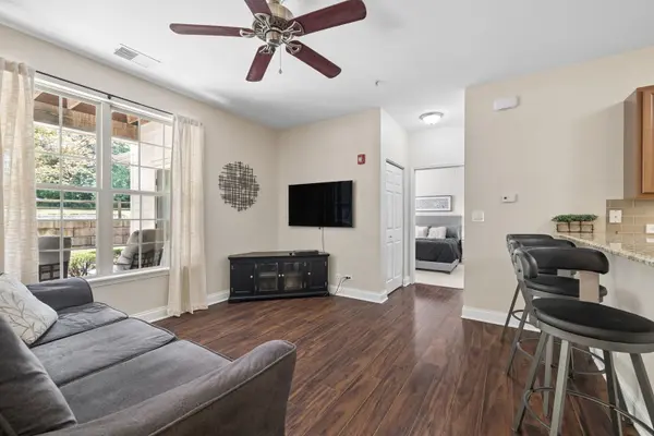 1032 SWIFT RD #1B, Glen Ellyn, IL 60137